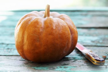 Sulu turuncu ahşap bir masaya kabak