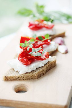 Kurutulmuş domates ve sarımsak ile peynir kanepeler