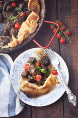 Pasta mantar domates ve otlar ile