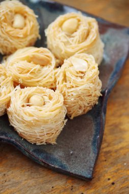 Doğu tatlı, baklava bal fındık bir plaka ile