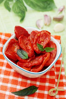 Kurutulmuş domates sarımsak ve otlar ile