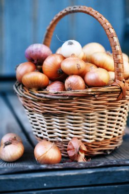 bir hasır sepet üzüm üzerinden küçük soğan