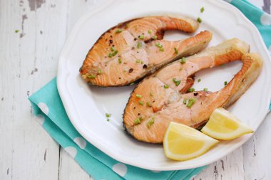 Kırmızı balık limon ve baharat biftek kızartma