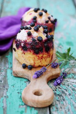 Yaban mersini ve lavanta ile pasta