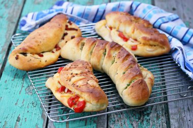 Peynir, domates ve soğan ile ev ciabatta