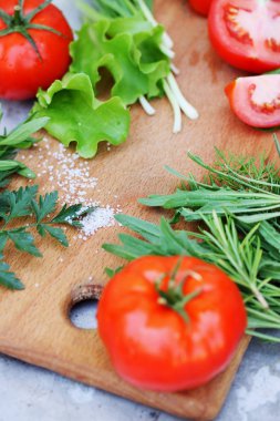  Bir ahşap tahta üzerinde otlar ile taze domates