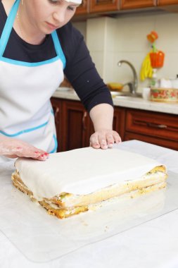 Şef koymak mastik kek üzerine yakın çekim