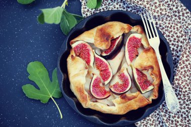 Ev yapımı pasta puf böreği ve taze incir