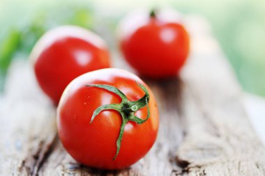 Bir ahşap tahta üzerinde taze organik domates