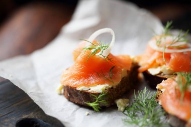 Kırmızı balık ve tereyağı siyah ekmek üzerinde