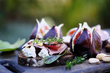 sandviç et, mavi peynir ve incir ile