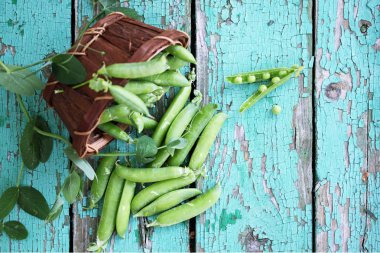 Huş kabuğu yapılmış sepet içinde yeşil bezelye