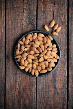 badem bir küçük siyah plaka, üstten görünüm