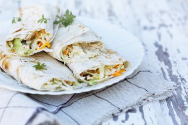 pita ekmeği tabak salata