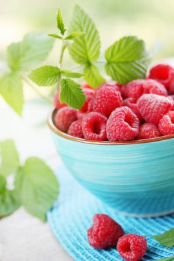 Bir kase taze büyük sulu ahududu