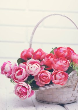 Bir sepet içinde güzel yapay gül