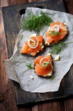 Kırmızı balık ve tereyağı siyah ekmek üzerinde