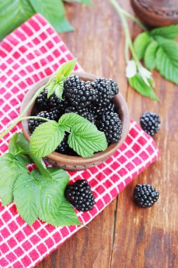 Bir kase taze büyük sulu böğürtlen