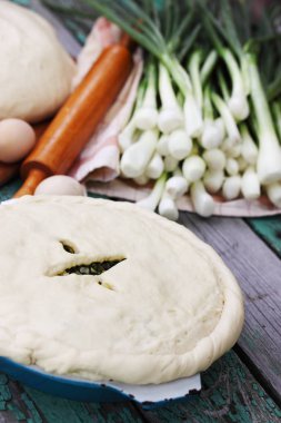 Soğan, ıspanak ve yumurta ile ev yapımı pasta