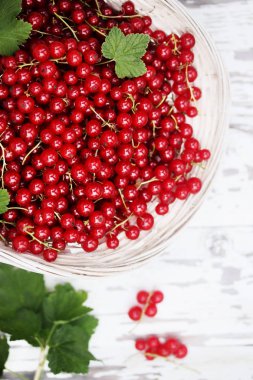 Olgun organik kırmızı kuş üzümü büyük hasır sepet