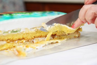 Şef şekil pastayı kesme kenar verir.