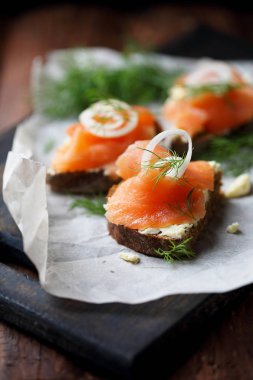 Kırmızı balık ve tereyağı siyah ekmek üzerinde