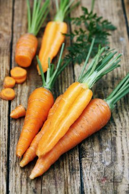 Bir ahşap tahta üzerinde taze, çıtır havuç