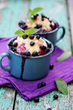 Yaban mersini ve bir fincan nane ile pasta