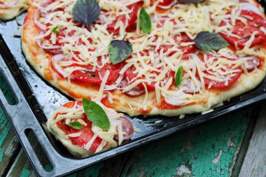 Bir fırın tepsisine ham ev yapımı pizza