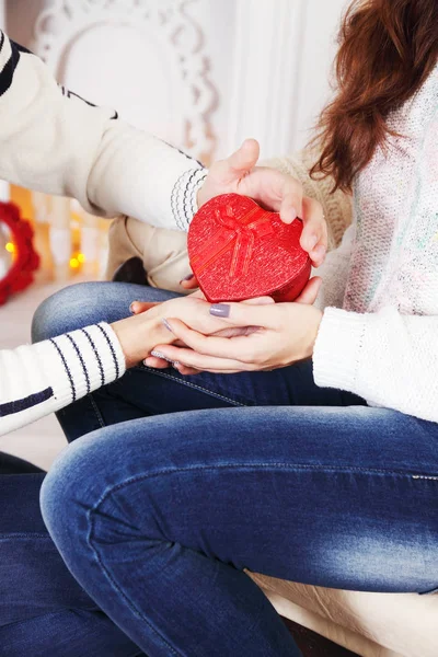 Hände Eines Mannes Und Einer Frau Mit Einer Herzförmigen Schachtel — Stockfoto