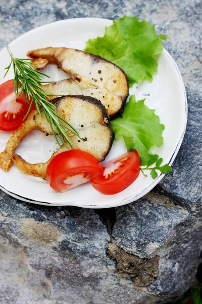 Grillade Biffar Gräs Karp Med Kryddor Och Örter — Stockfoto