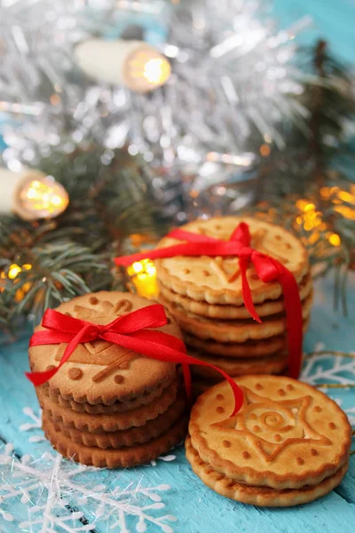 Galletas Chocolate Ataron Una Cinta Roja Regalo Sobre Fondo Madera — Foto de Stock