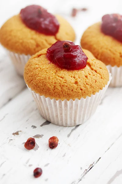 Rostige Muffins Mit Preiselbeermarmelade Auf Dem Tisch — Stockfoto