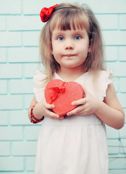 Malá Holčička Slavnostní Výzdoba Pro Den Svatého Valentýna — Stock fotografie