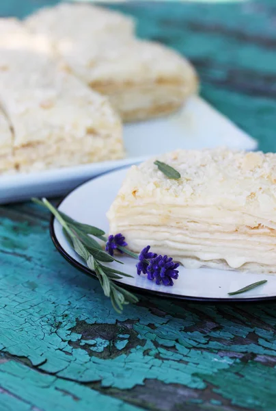 Napoleon Tårta Med Vaniljsås Och Lavendel — Stockfoto