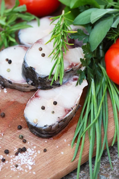 Carpa Peixe Bifes Crus Com Ervas Temperos — Fotografia de Stock