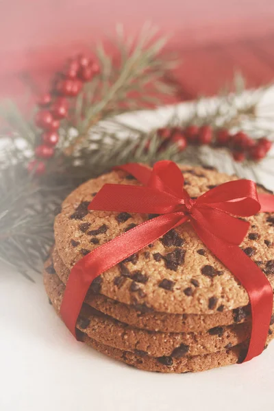巧克力曲奇饼干绑一条红丝带 在一个木制的背景上的礼物 圣诞节背景与副本空间 烹制小甜饼 — 图库照片