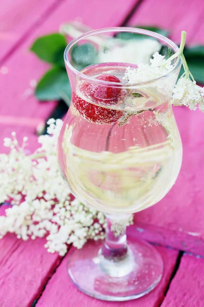 Svagdricka Från Fläder Blommor Ett Glas — Stockfoto