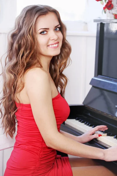 Mooie Langharige Vrouw Pianospelen — Stockfoto