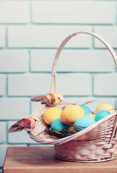 Velikonoční Zátiší Koš Barevných Vajec — Stock fotografie