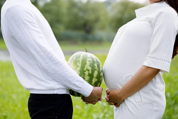 Jonge Mooie Zwangere Paar Met Watermeloen Handen — Stockfoto