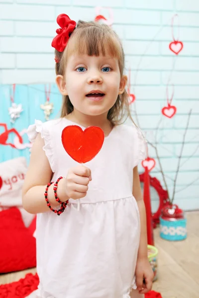 Hermosa Chica Sosteniendo Una Piruleta Forma Corazón — Foto de Stock