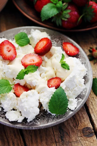 Strawberries Cream Cheese Cream Mint — Stock Photo, Image