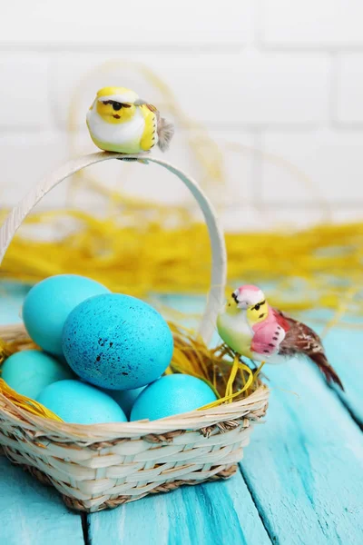 Páscoa Ainda Vida Cesta Ovos Coloridos — Fotografia de Stock