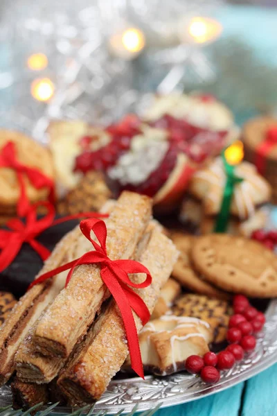 Cookies Cukru Laski Przywiązane Czerwoną Wstążką Prezent Tle Drewniane — Zdjęcie stockowe