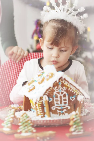 Small Beautiful Girl Decorates Gingerbread House Christmas — Stock Photo, Image