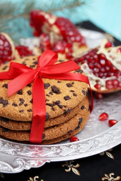 Chocolade Koekjes Gebonden Een Rood Lint Kerstmis Achtergrond — Stockfoto