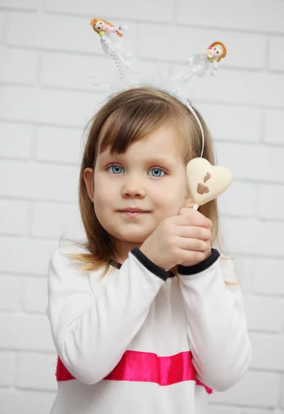 Bella Ragazza Che Tiene Cuore Cioccolato Bastone — Foto Stock