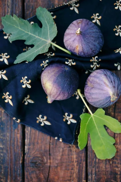 Purple Figs Black Napkin — Stock Photo, Image