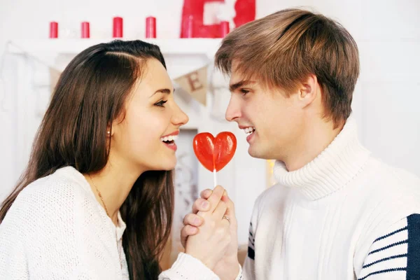 Man Vrouw Een Lolly Eten Vorm Van Hart — Stockfoto